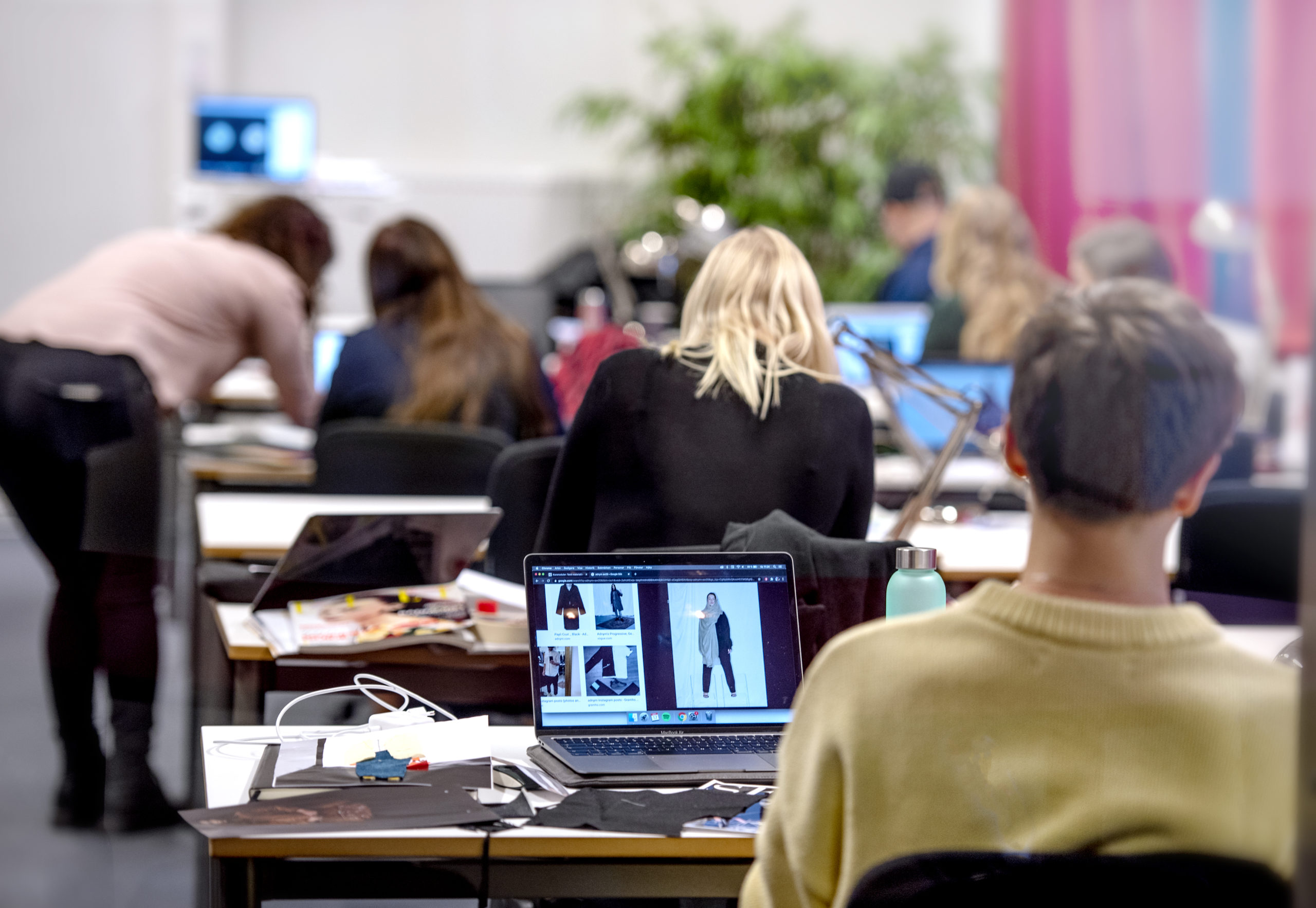 Bild på studerande som pluggar
