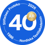 En rund dekal som innehåller text att Nordiska Textilakademin och Stiftelsen Proteko firar 40 år.