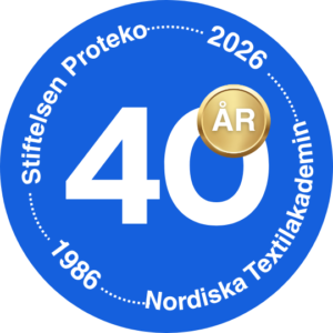 En rund dekal som innehåller text att Nordiska Textilakademin och Stiftelsen Proteko firar 40 år.