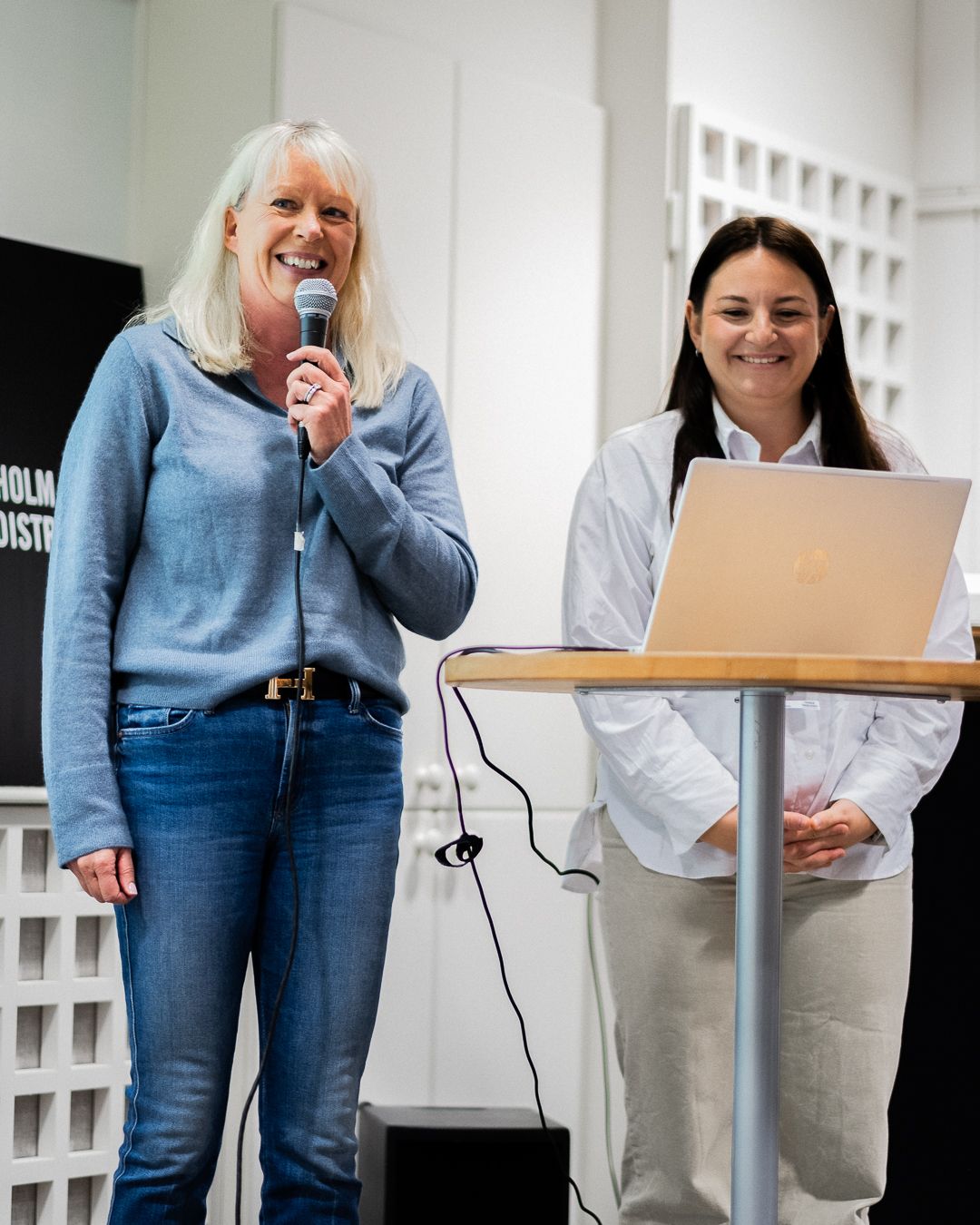 Två kvinnor talar i mikron inför publiken under eventet "Hänger du med?" 8 maj i Nacka.