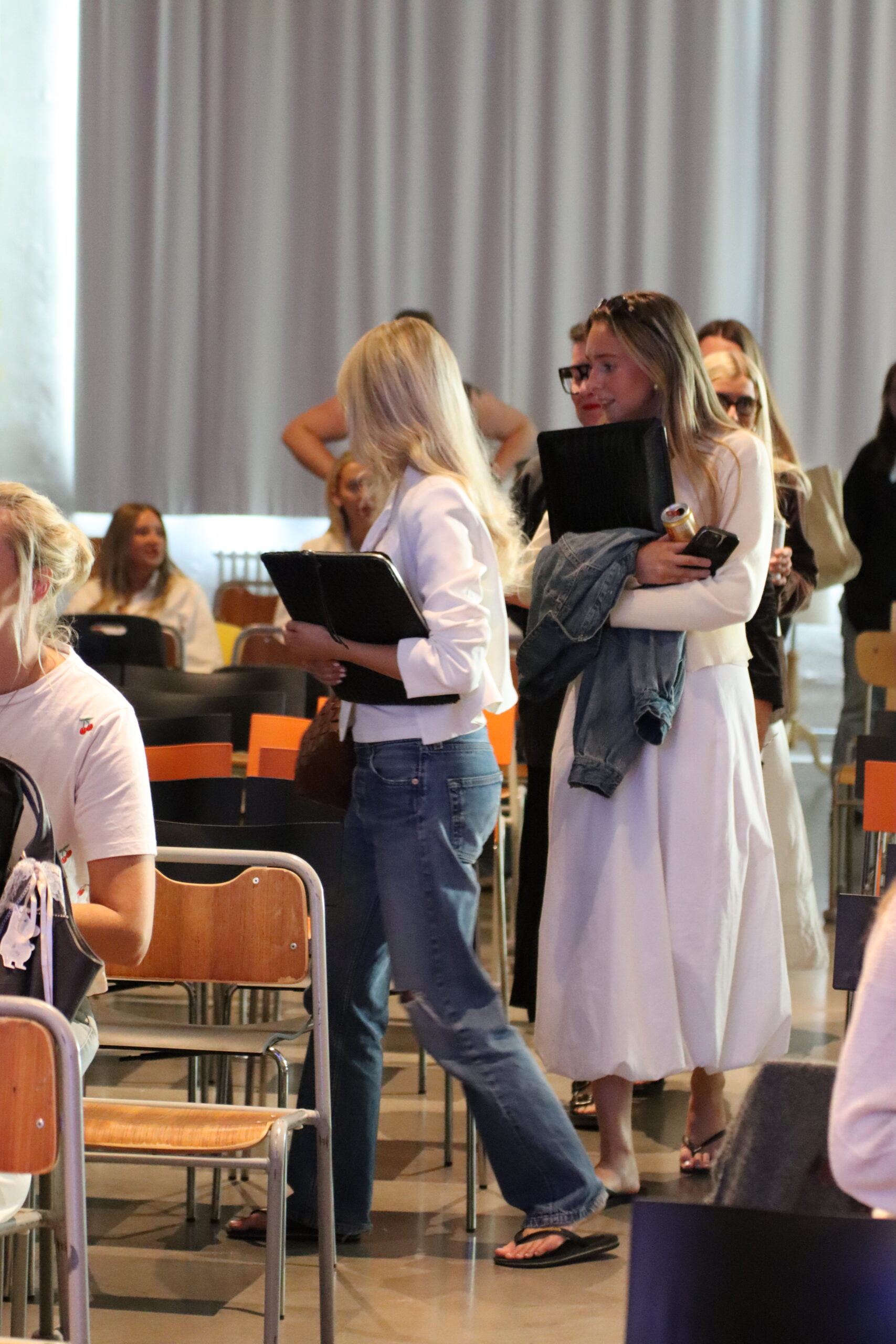 Kvinnor påväg att sätta sig ner i skolmiljö