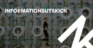 bild på kvinna som går i en textil produktion.