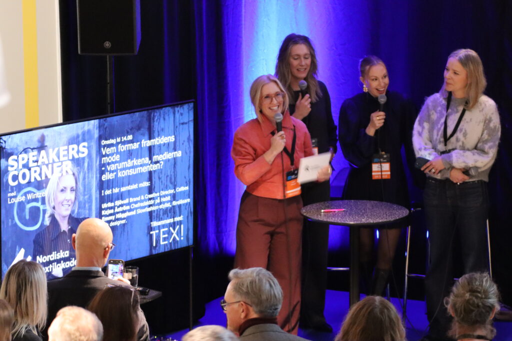 Bild från speakers corner under Borås Textile Days med moderator Louise Wintzell och tre personer till runt bordet