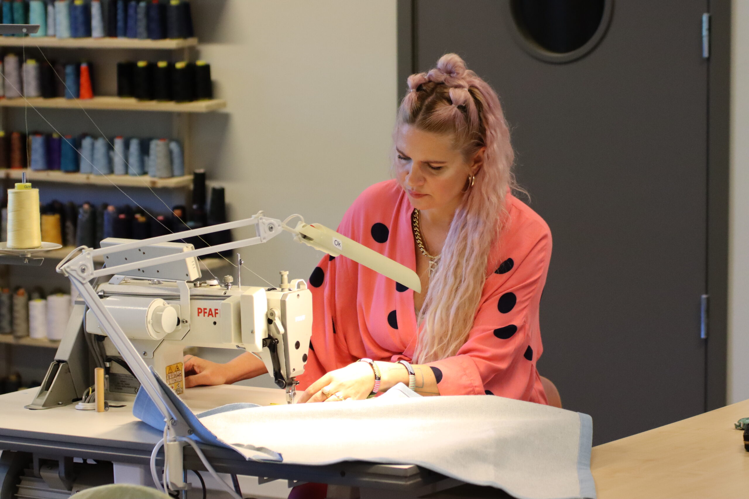 kvinna vid symaskin