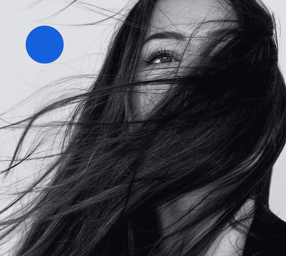 bild på kvinna med hår som blåser för ansiktet