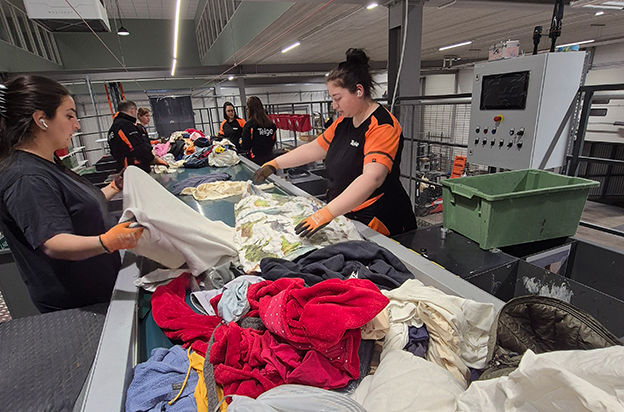 Personer som sorterar textil