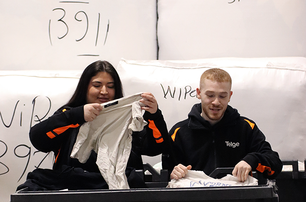 Två personer sorterar textil