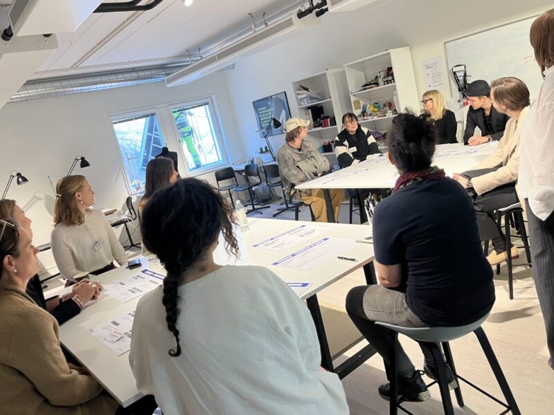 bild på människor i workshop uppsättning