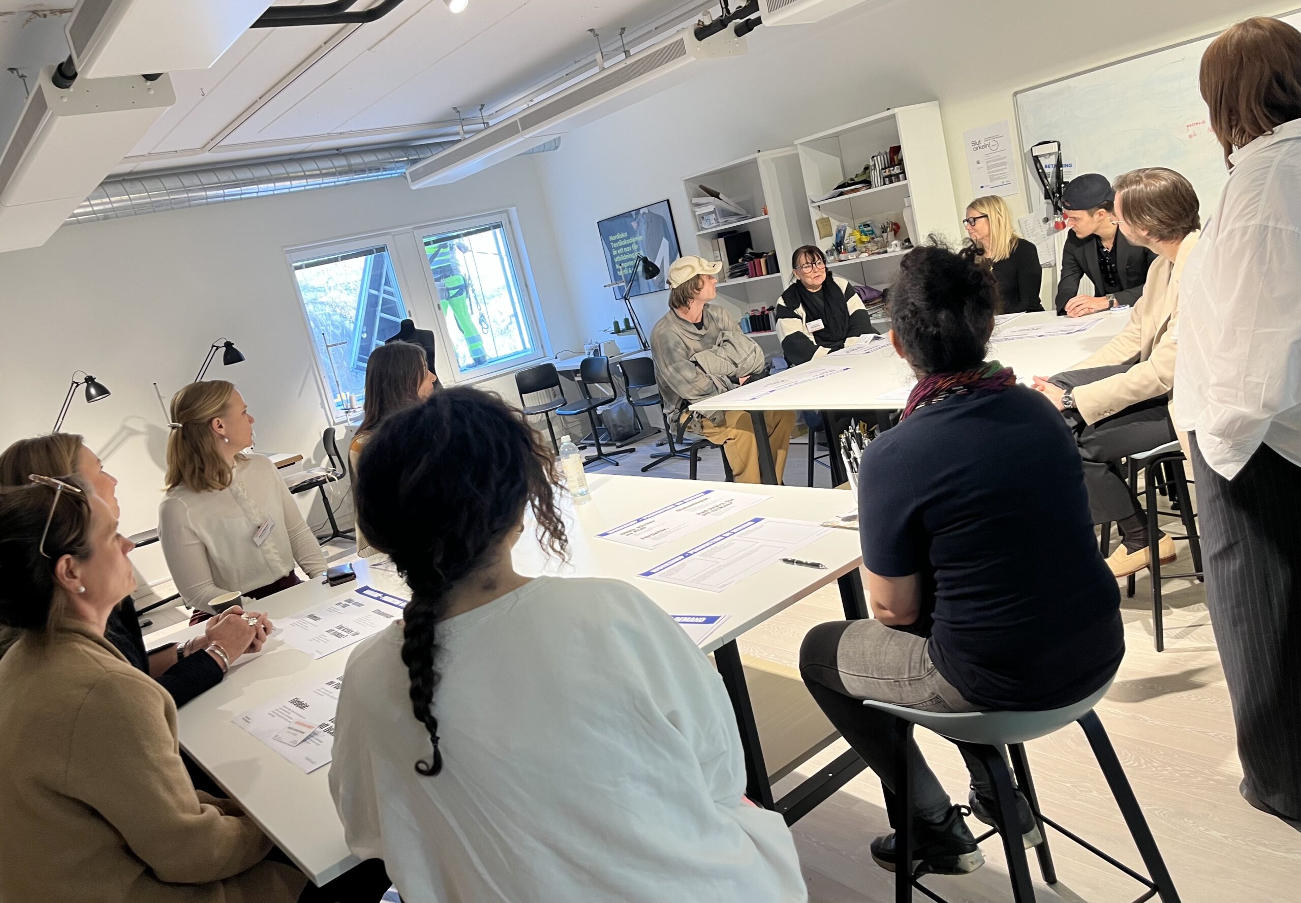 bild på människor i workshop uppsättning