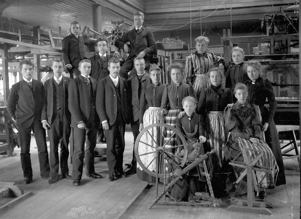 Bild på elever på vävskolan i Borås någon gång mellan år 1900-1925.