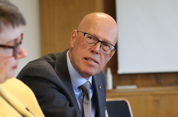 Två personers ansikten