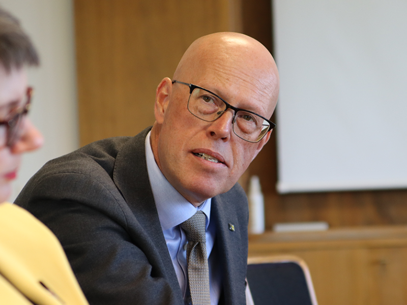 Två personers ansikten