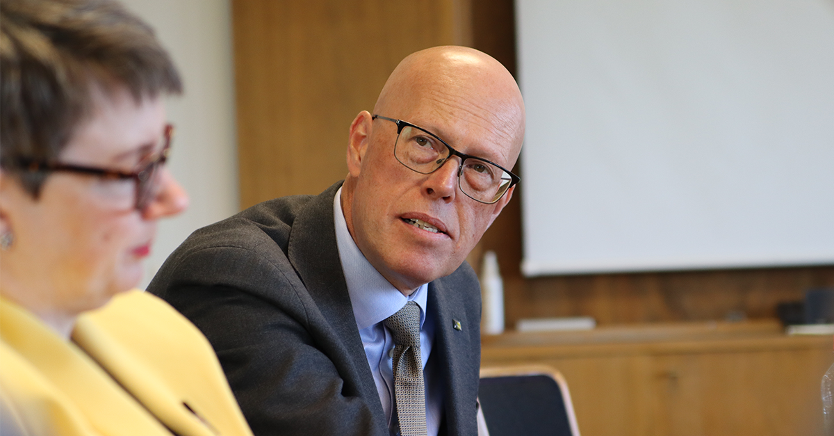 Två personers ansikten