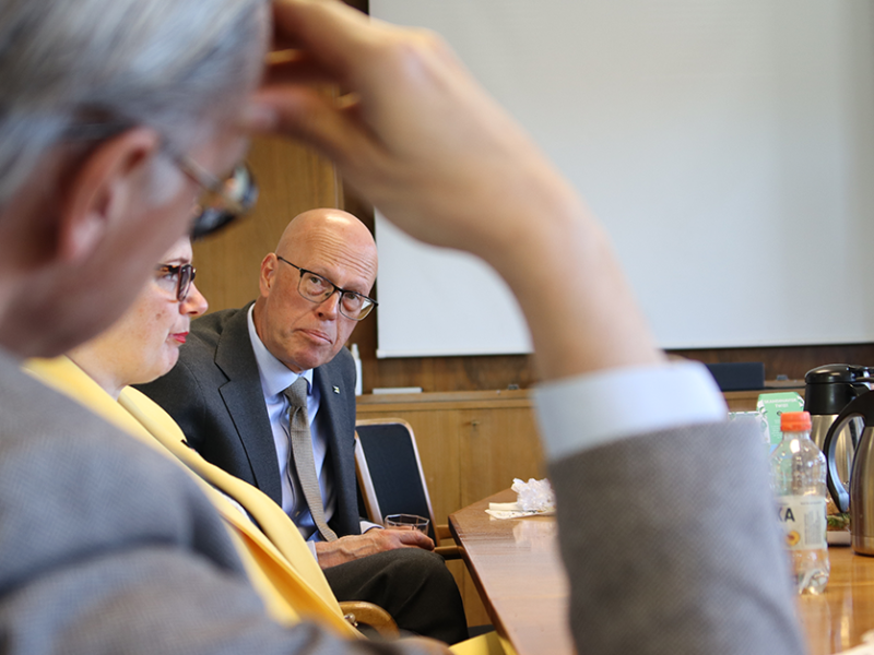 Personer i samtal vid ett bord