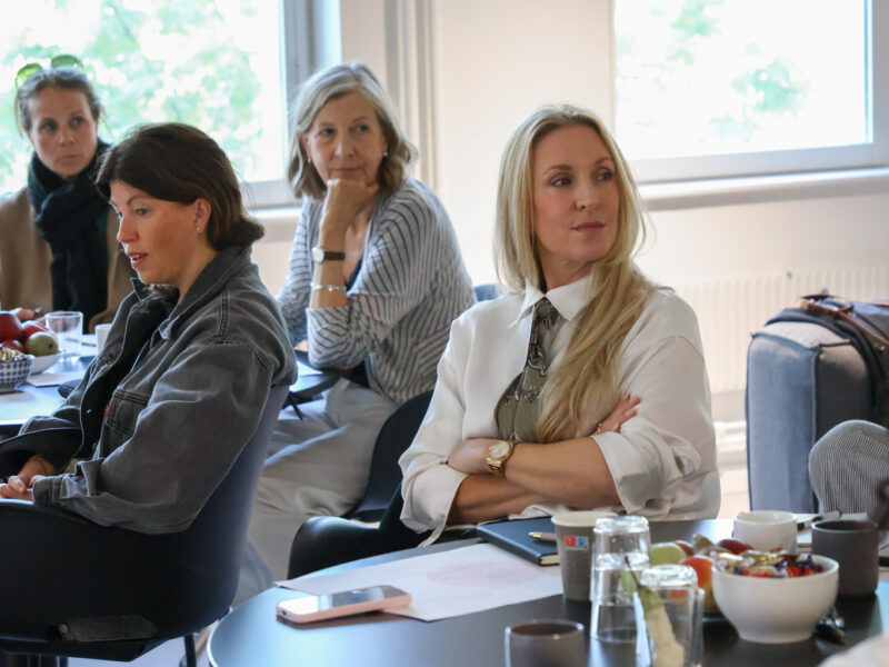 kvinnor som sitter på stolar och lyssnar
