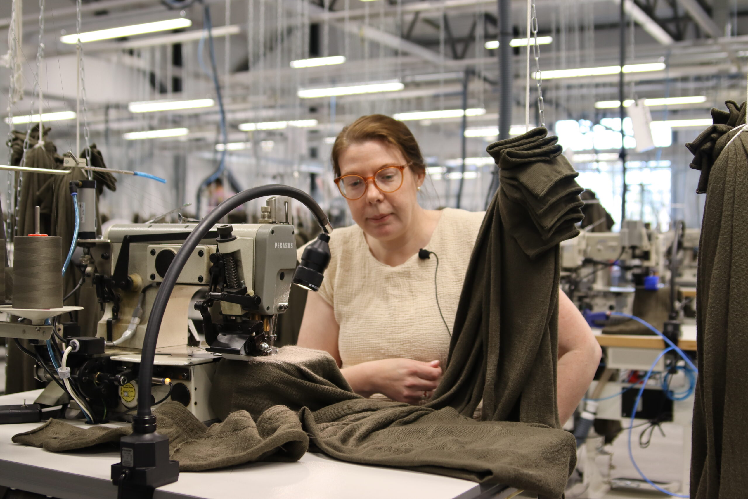 Karin vid symaskin hos Woolpower