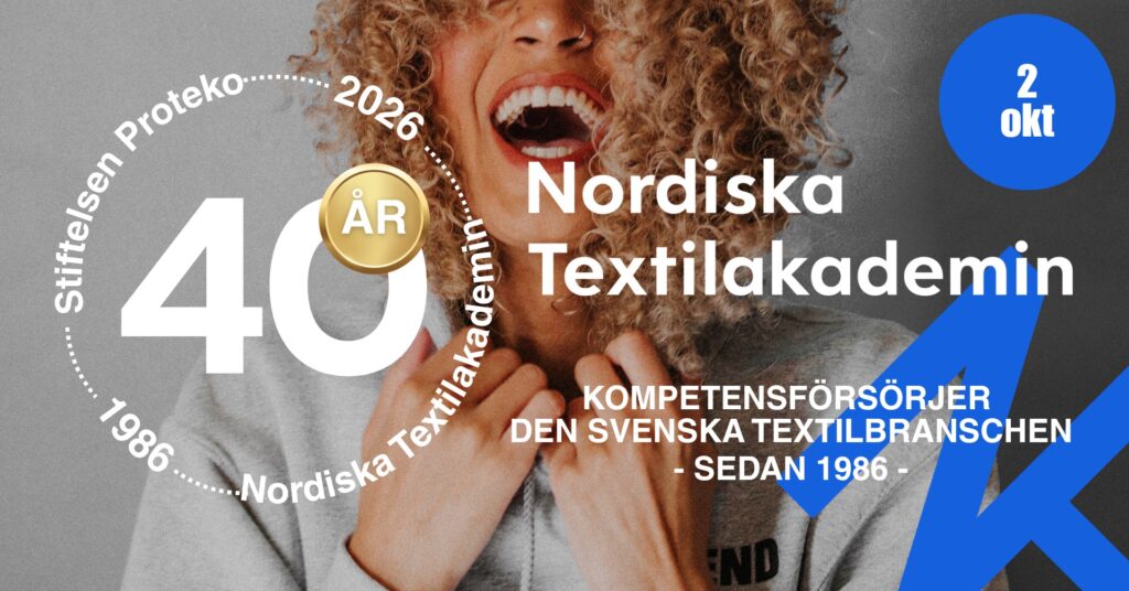 Kalenderbild med datum 2 oktober på och en dekal med texten Stiftelsen Proteko och Nordiska Textilakademin 1986-2026.