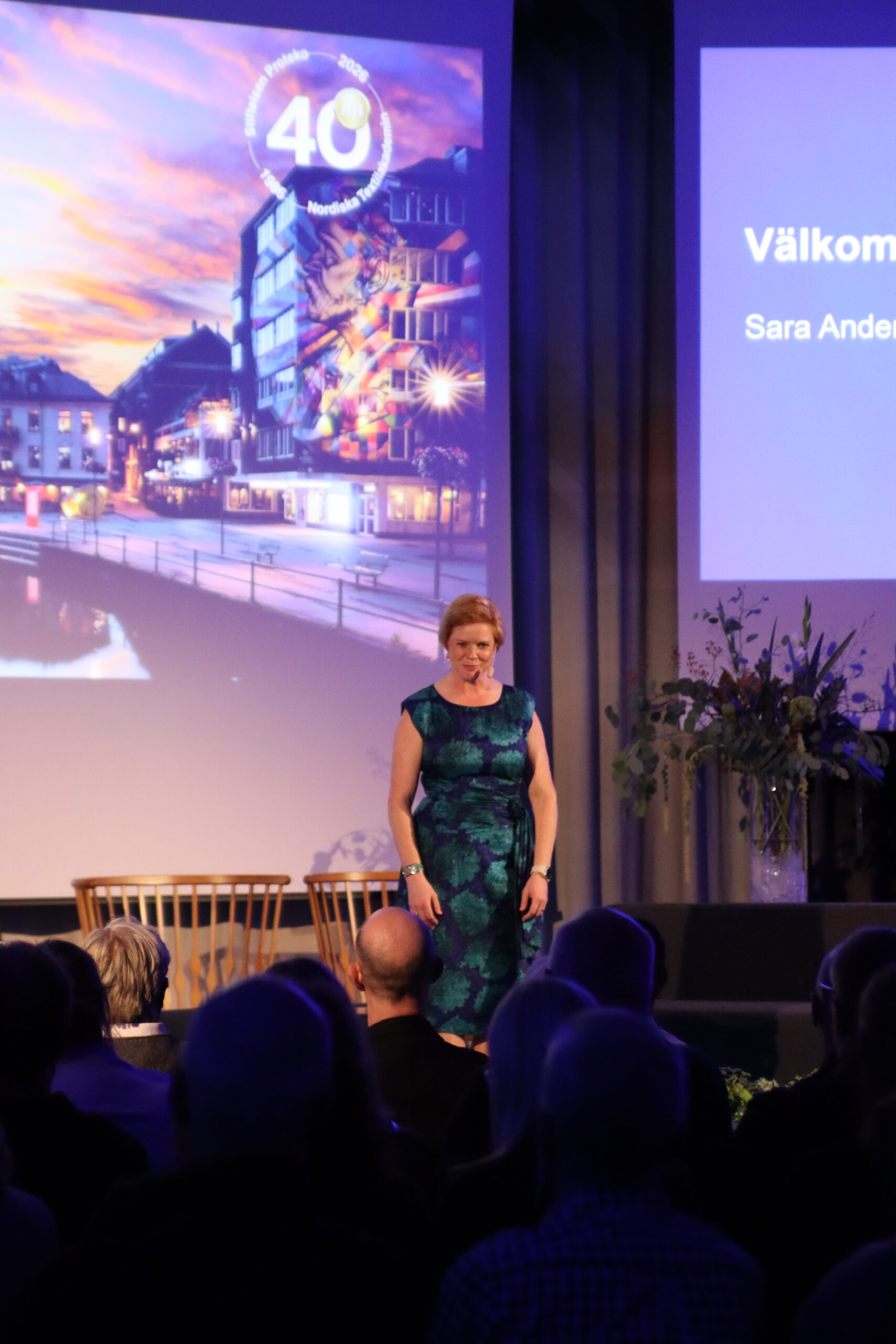 Kvinna som står på en scen