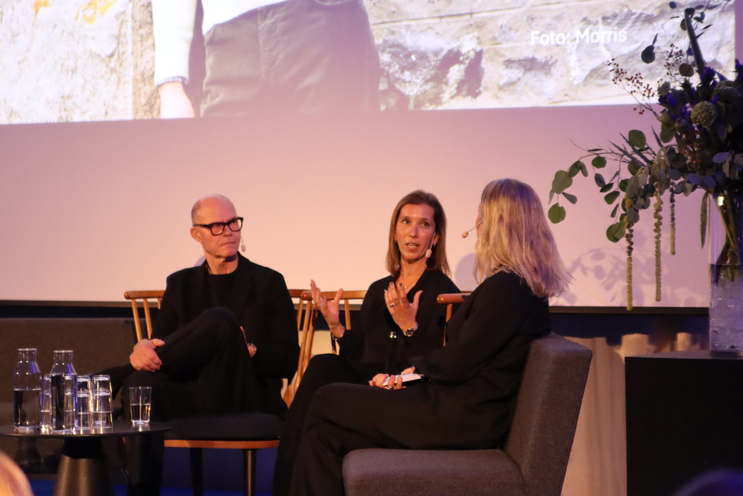 Paul Frankenius, Irene Gimmersta och Kajsa Åström sitter i en soffa och samtalar på scen.