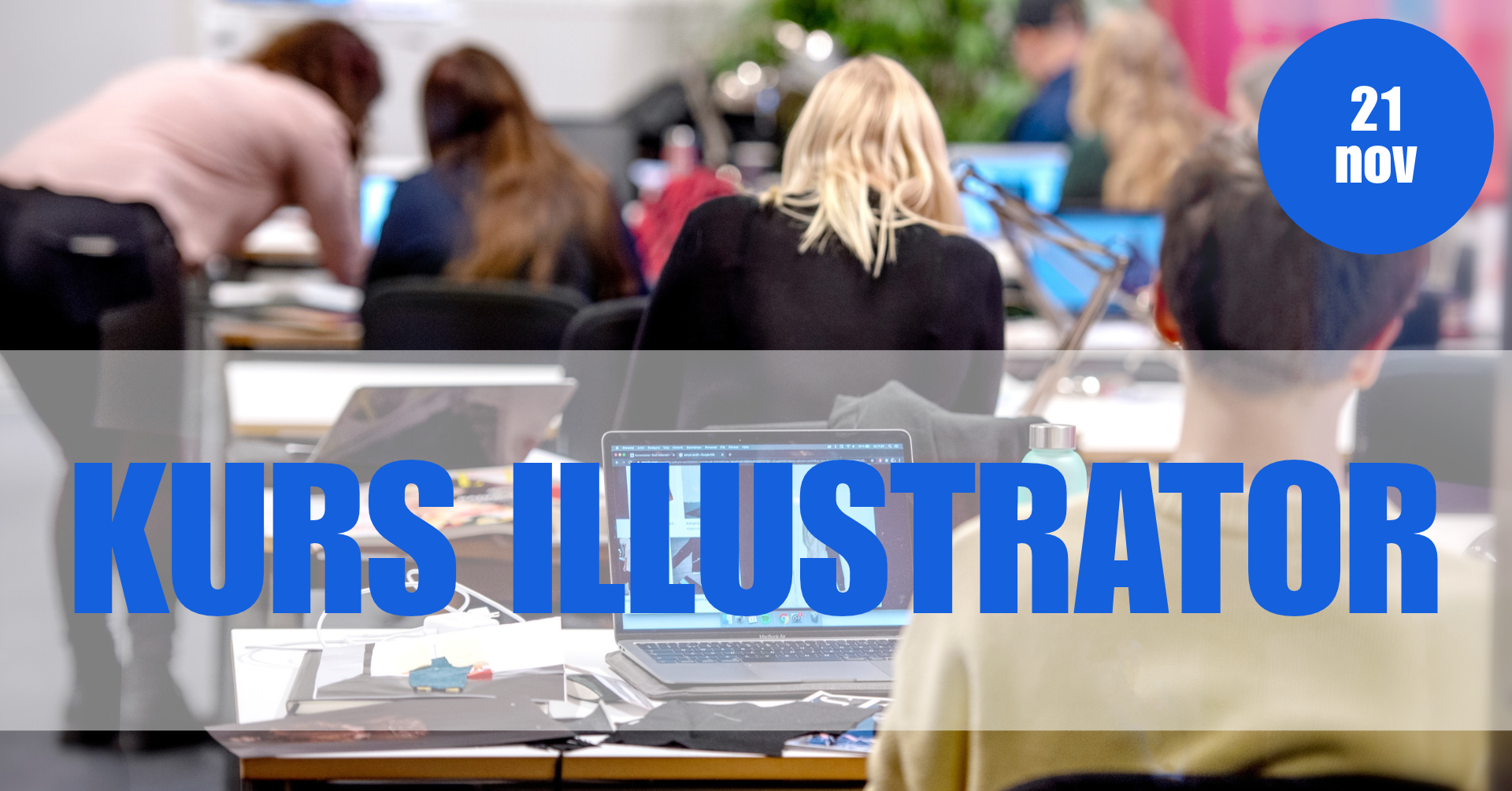 människor i ett klassrum som sitter vid datorskärmar